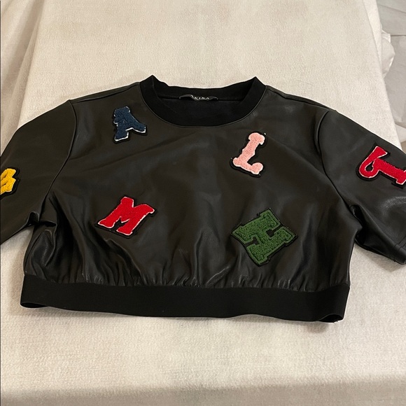 AKIRA Tops - AKIRA Black Logo Tag Crewneck Sweatshirt